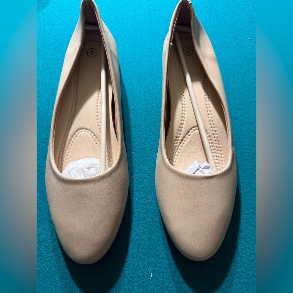 NWT Hash‎ Bubbie Tan Ballet Shoes -  Size 10